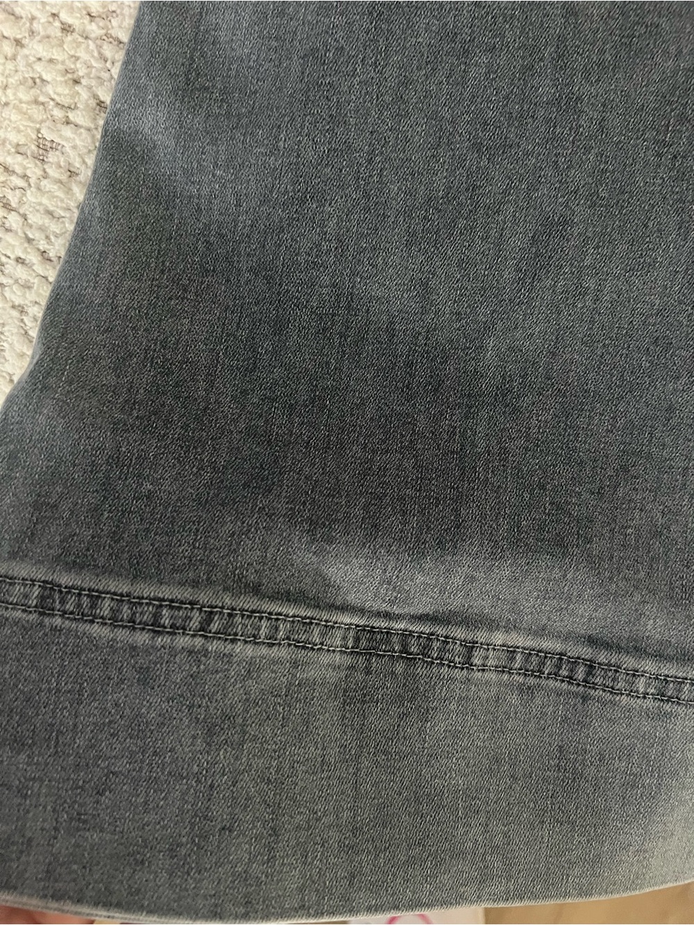 Alice & Olivia women jeans. color: Gray. size: 24 - Picture 8 of 9